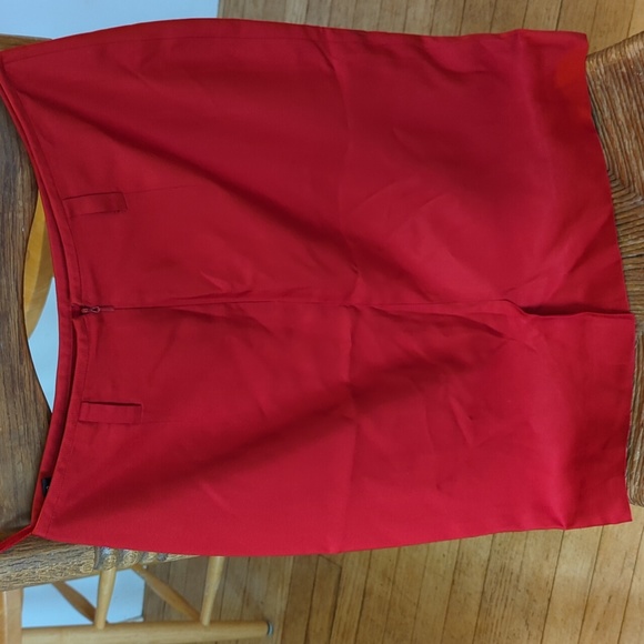Red knee length silk skirt size 6 from Ellen Tracy - Picture 3 of 4